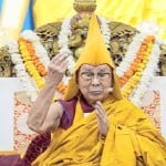 मैक्लोडगंज मुख्य बौद्ध मंदिर में धर्मगुरु दलाई लामा।