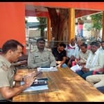 Kaushambi :  बवाल के बाद क्षेत्र के लोगों के साथ बैठक करती पुलिस।