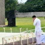 श्रीपेरम्बदूर में पिता राजीव गांधी की समाधि पर श्रद्धांजलि देते राहुल गांधी