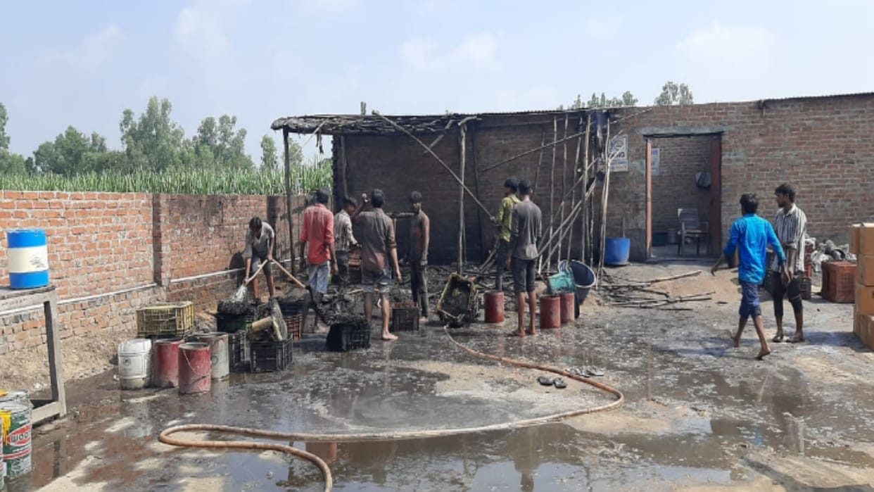 Bijnor: Fierce fire broke out in the warehouse of the firecracker factory, workers nerrow Ascaped