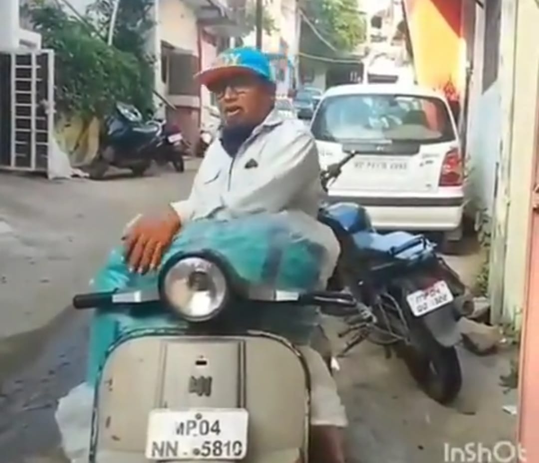 MP News: Video of Naseem selling namkeen in a unique way in Bhopal goes viral on social media