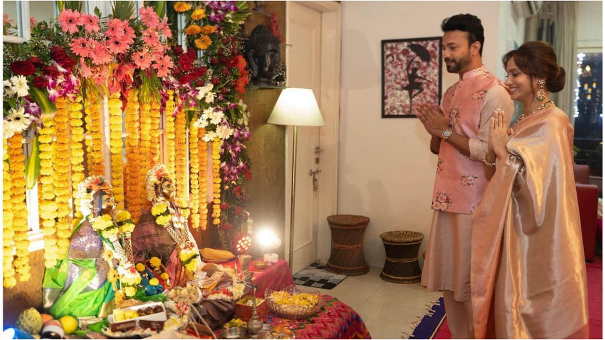 Ankita Lokhande Looks Beautiful In Pink Silk Saree With Vicky Jain For Ganesh Puja News in Hindi
