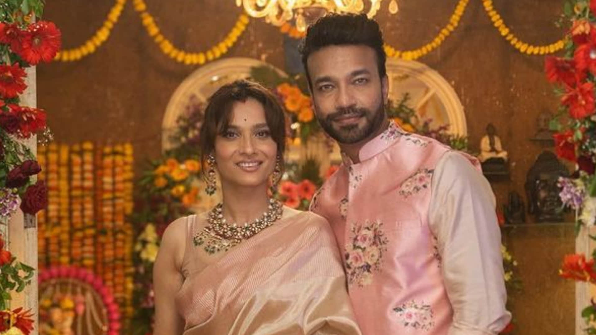 Ankita Lokhande Looks Beautiful In Pink Silk Saree With Vicky Jain For Ganesh Puja News in Hindi