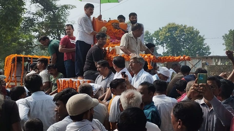 Crowd gathered in the last journey of Gola MLA Arvind Giri