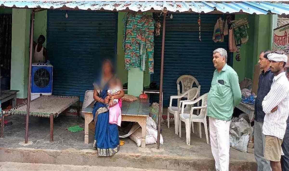 Woman sitting on protest outside inlaws house with innocent in azamgarh after he forced for 5 lakh dowry