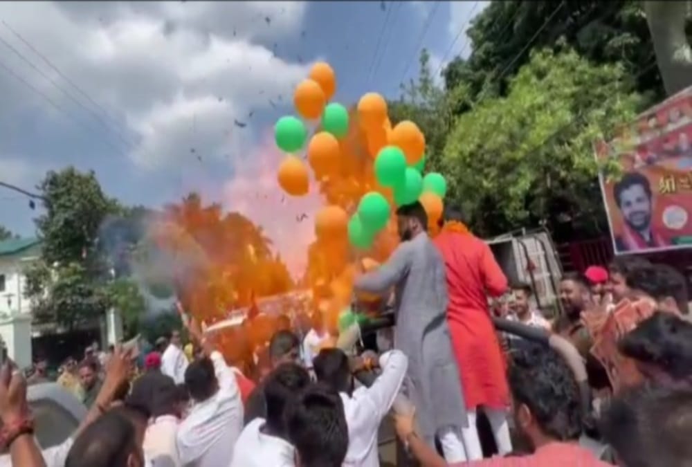 Dehradun News: Gas Balloon Blast in bjym rally due to colour smoke bomb Photos