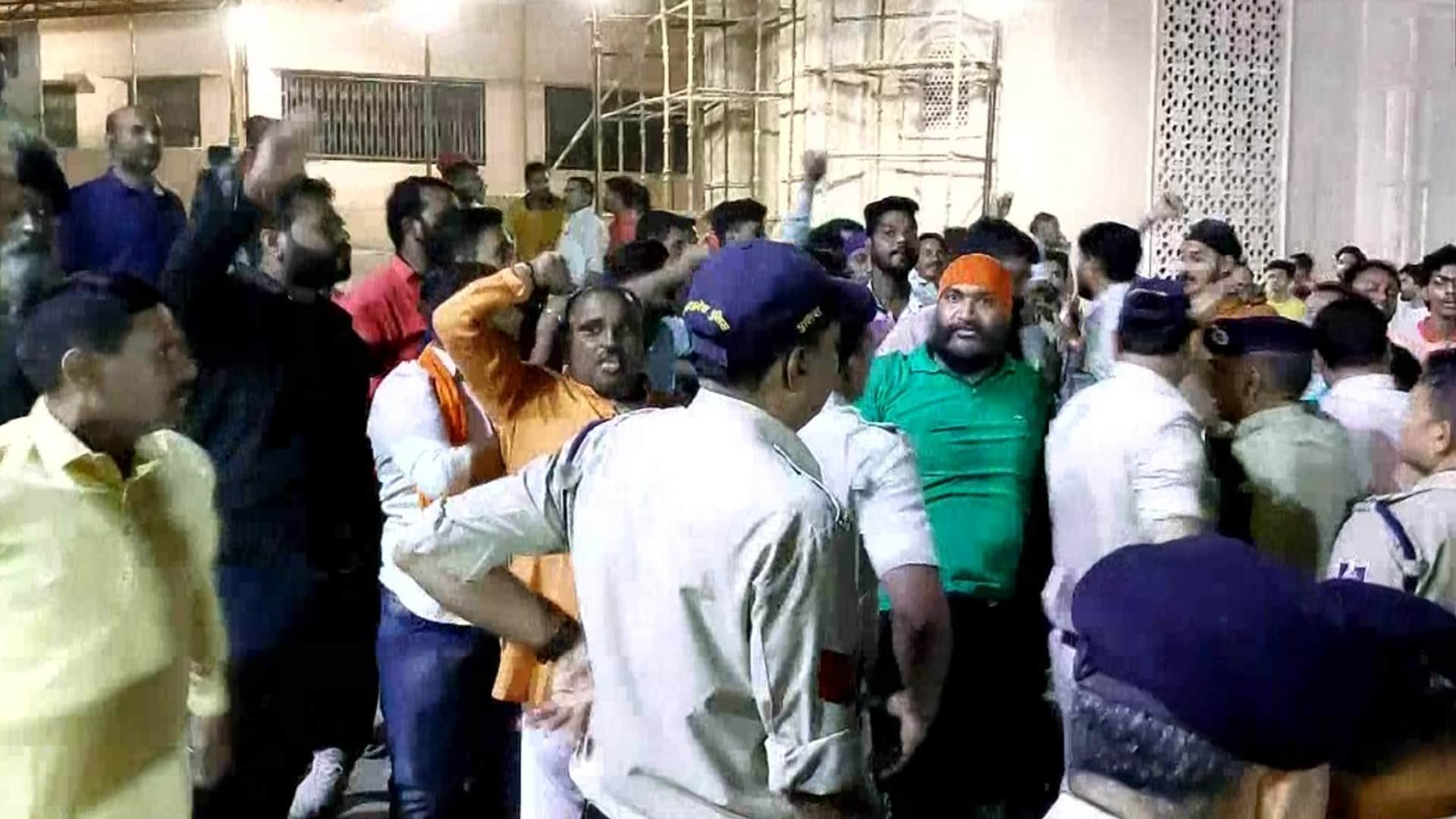 alia bhatt ranbir kapoor visit mahakaleshwar temple in ujjain bajrang dal members protest