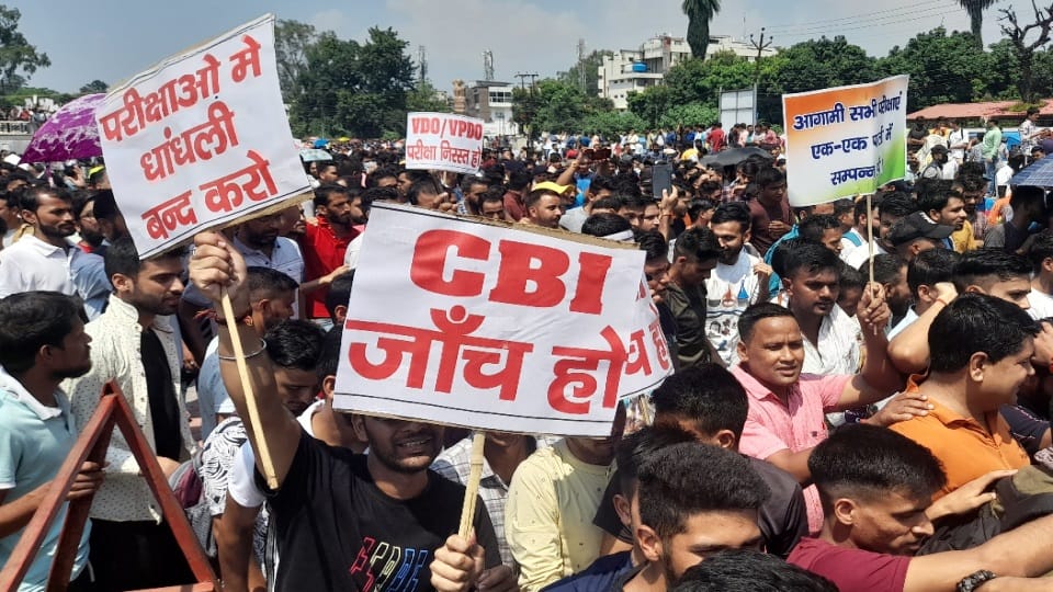 uksssc paper leak case: unemployed Youth secretariat march and demand cbi investigation