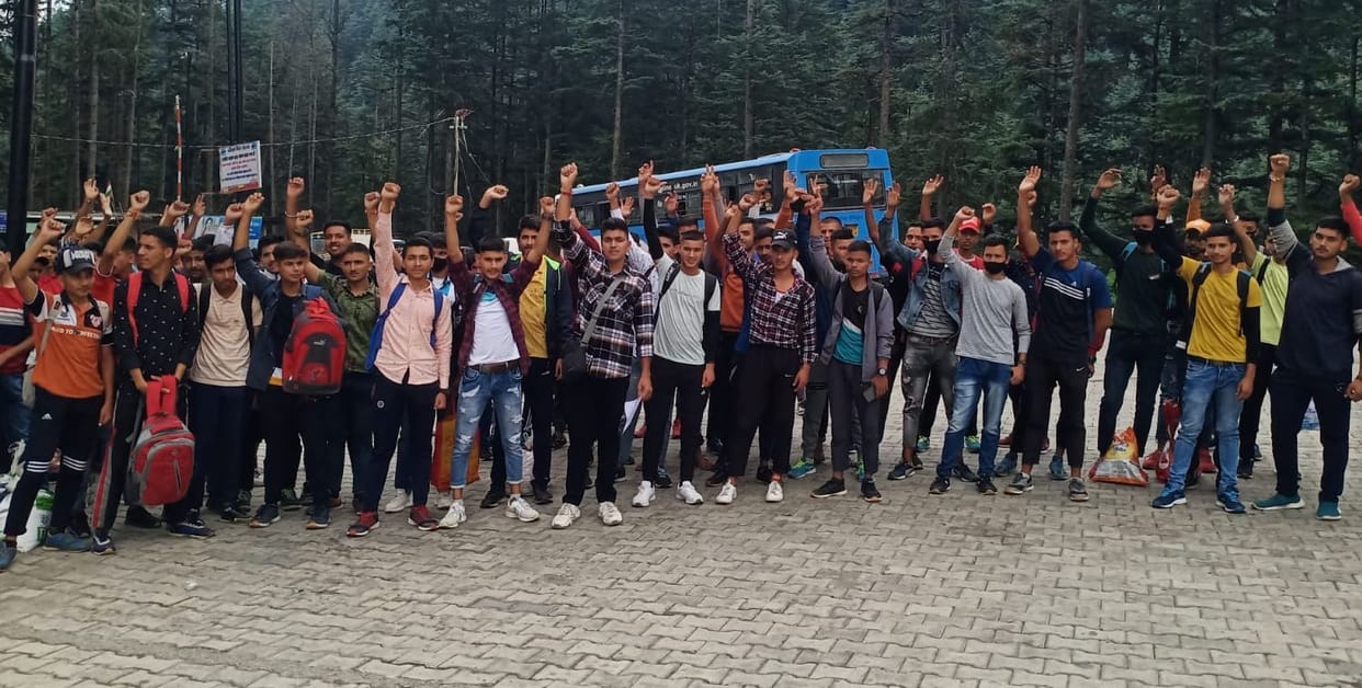 Youth furious due to lack of buses to go to recruitment