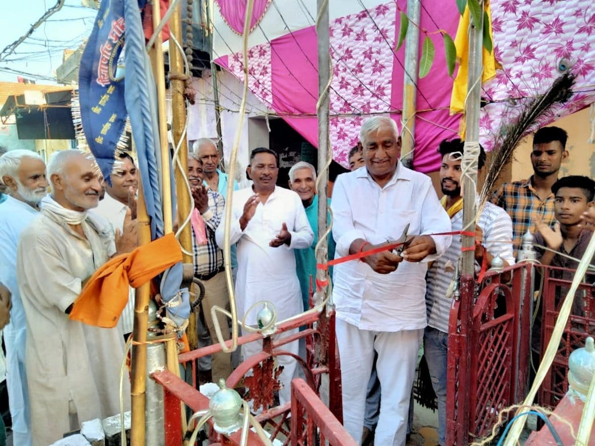 Devotees worship in stick fair