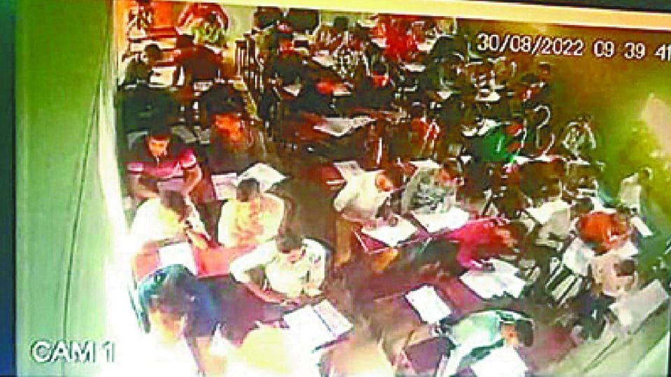 Students sitting plan failed in Agra university semester examination