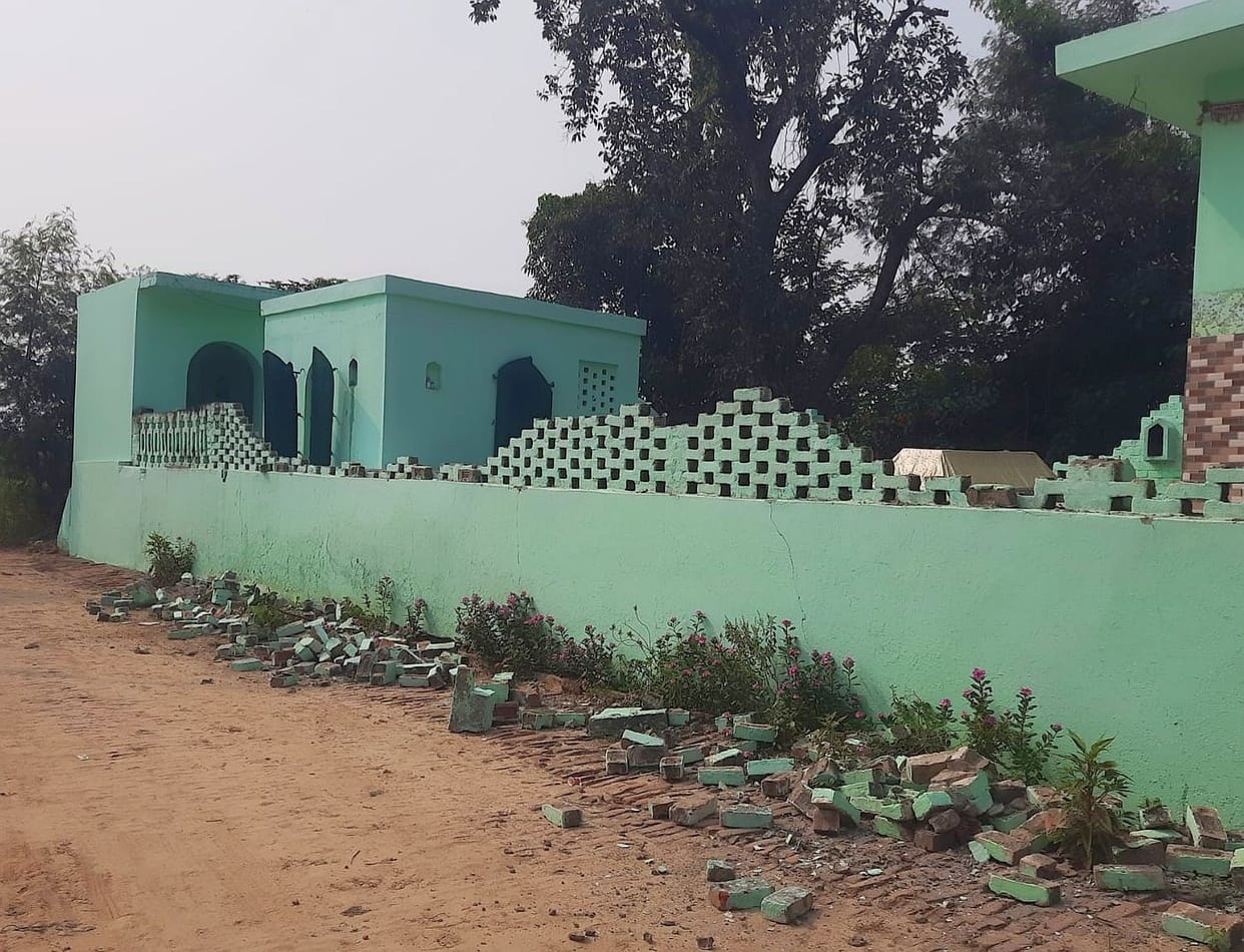 Hardoi, Anarchists demolished the wall of the tomb, one arrested
