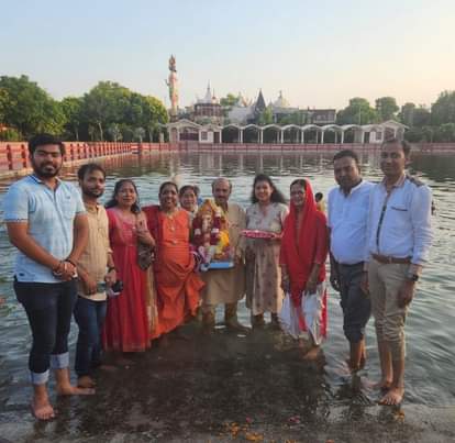 गोकरण सरोवर में गणेश प्रतिमा का विर्सजन को पहुंचे श्रद्धालु।  विज्ञप्ति