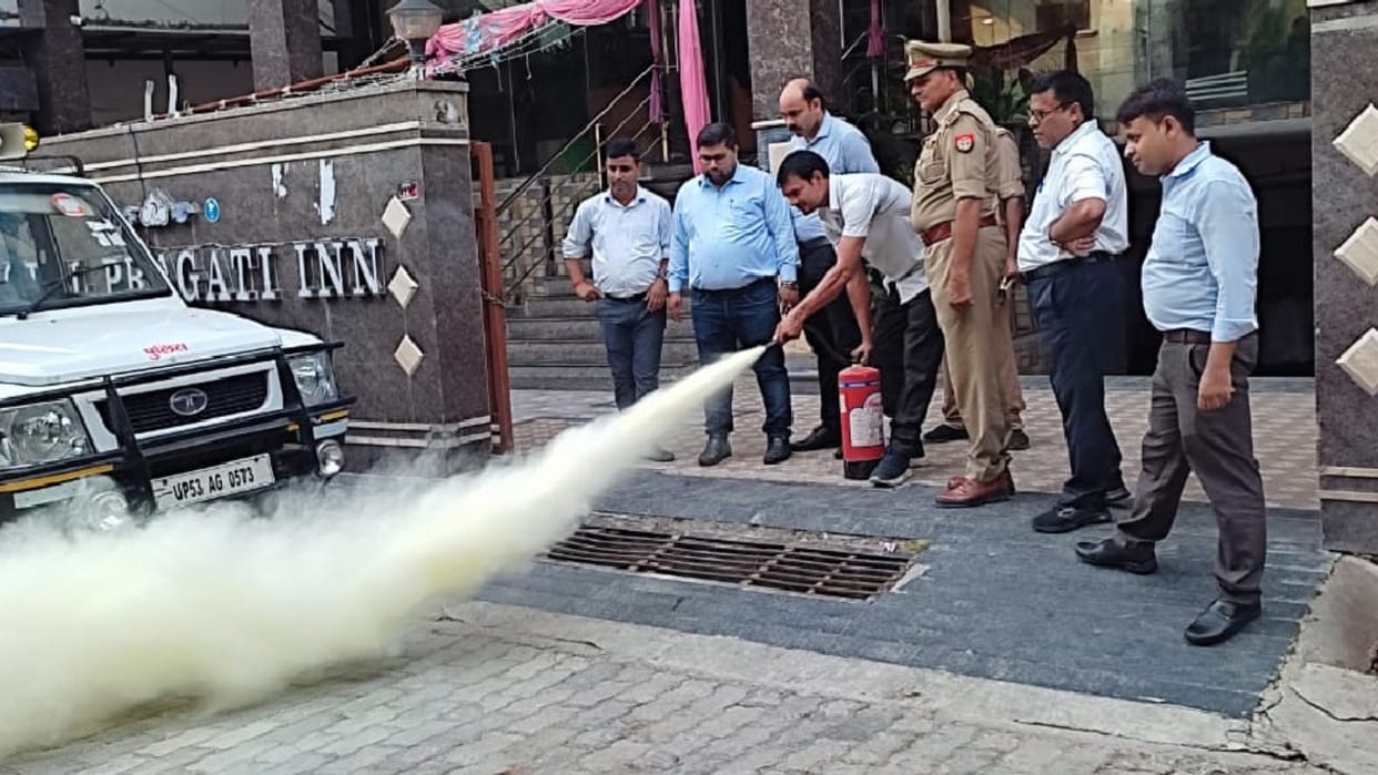Levana Suites fire after Many shortcomings found in hotels of Gorakhpur Railway Station Road