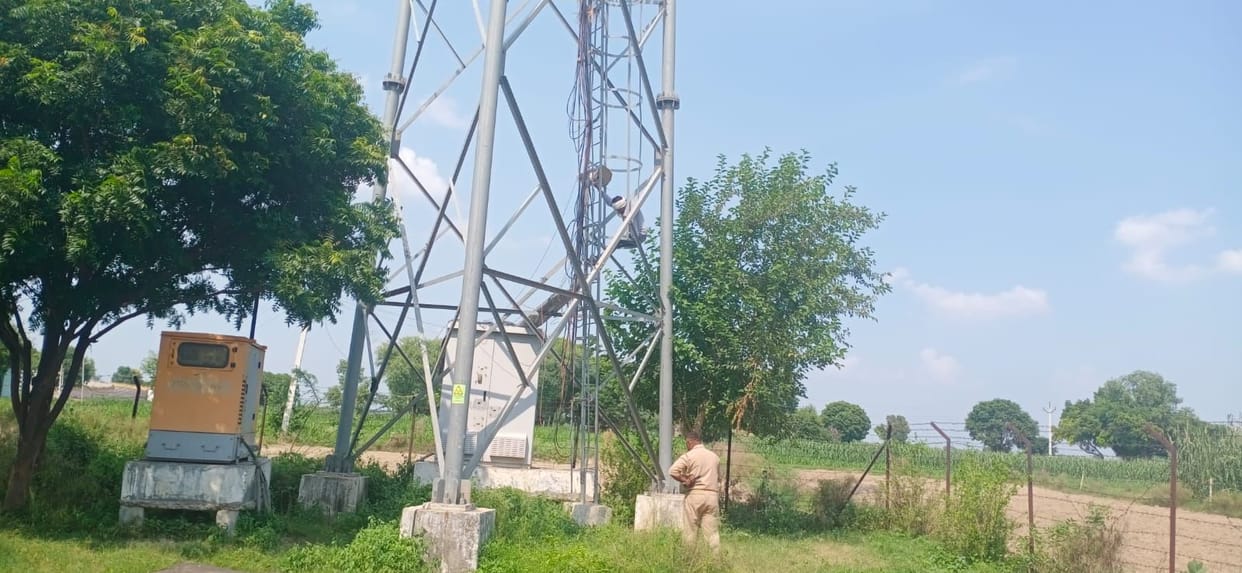Hathras: Debt troubled youth climbed the tower of mobile company, landed after six hours