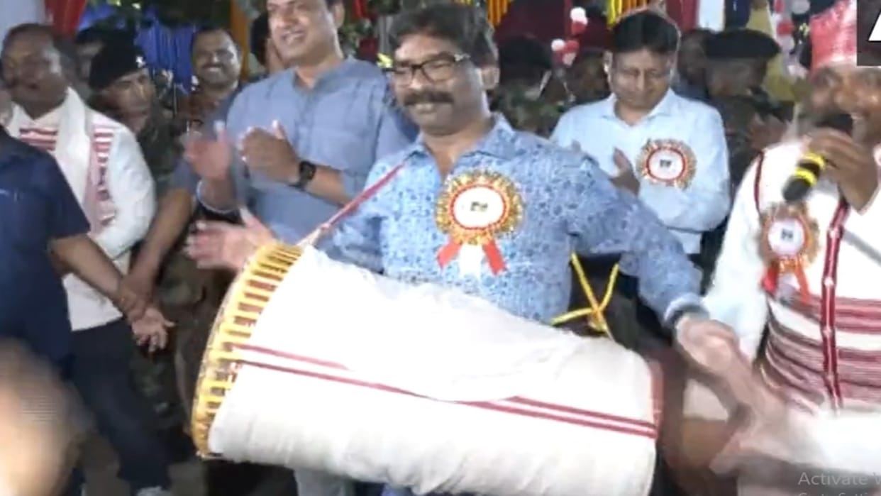 CM Soren attended Karam Puja, tried his hand at Mandar, watch video