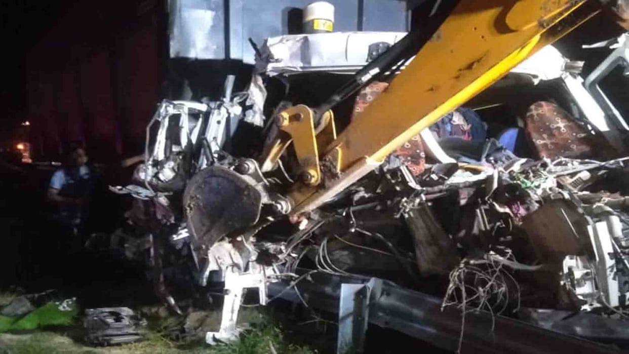 Cleaner died and driver injured in Auraiya road accident
