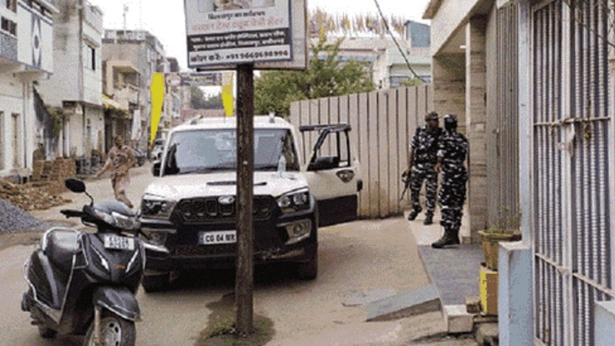 Income Tax Raid in chhattisgarh, Raid at the locations of liquor-steel traders in Raipur and Raigarh,