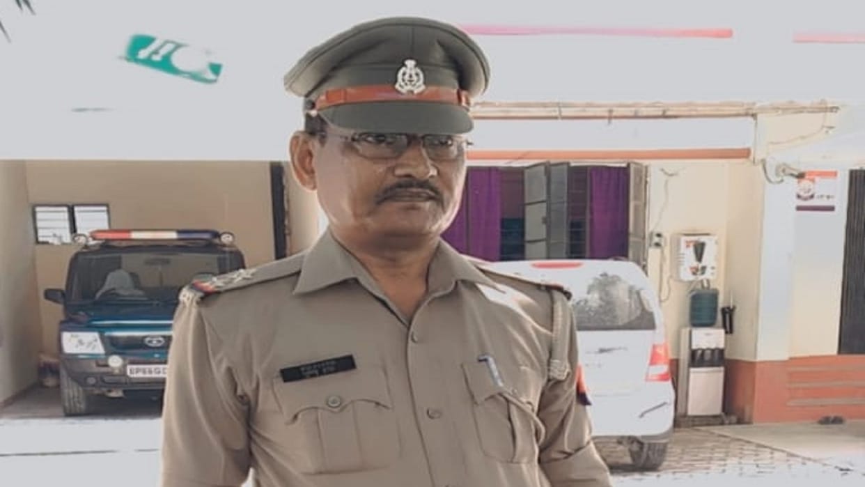Sub Inspector dies after being hit by vehicle in bhadohi