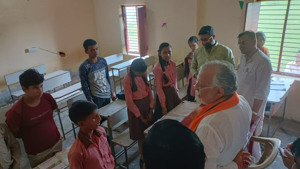 The students of class five could not hear the table of 12 and 15 to the minister