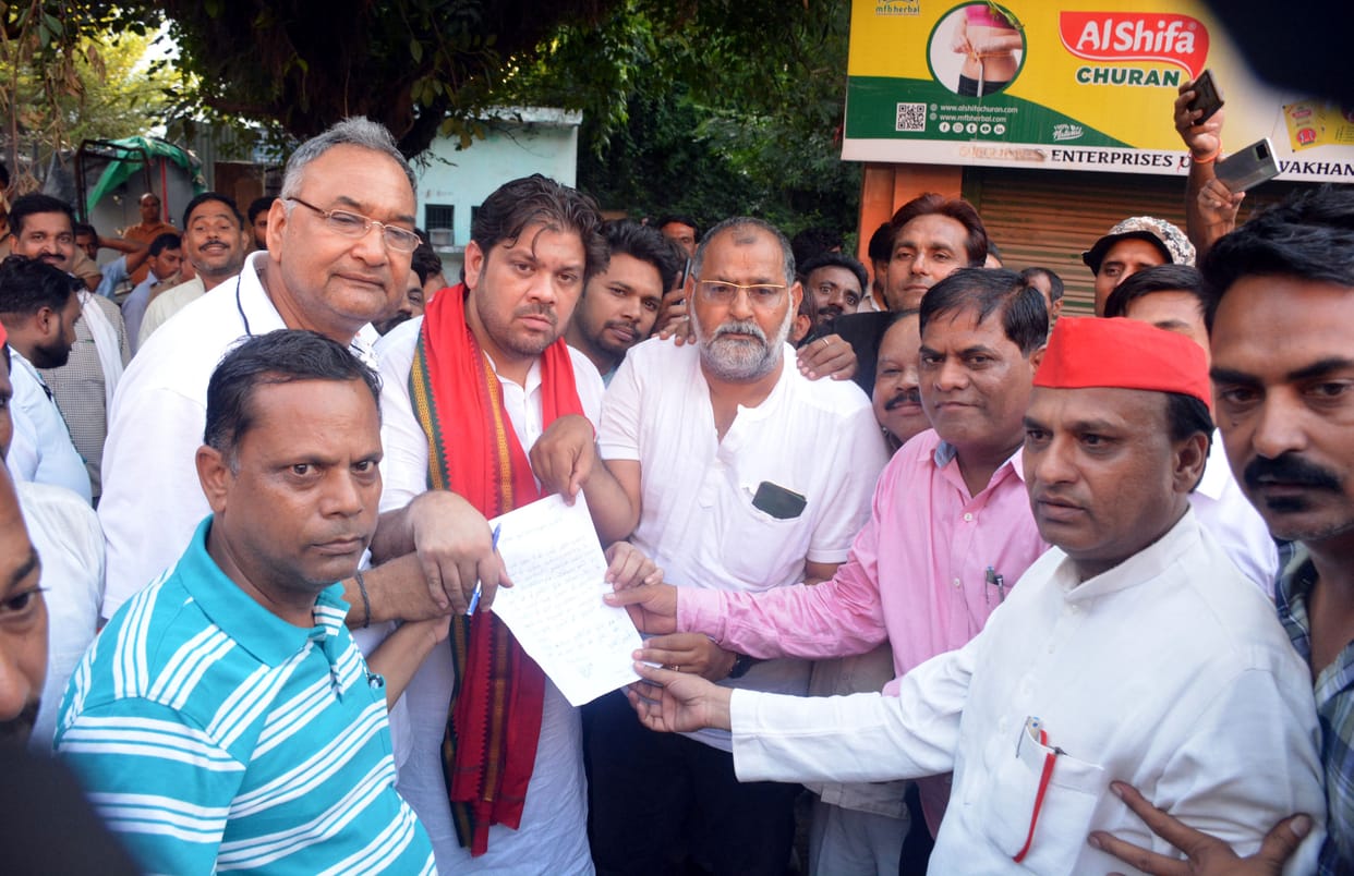 SP came in front of the municipal team who reached to break the shop