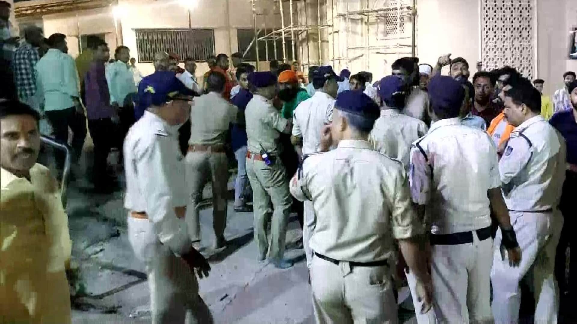 alia bhatt ranbir kapoor visit mahakaleshwar temple in ujjain bajrang dal members protest
