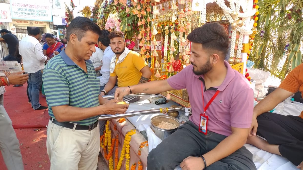 Long queue of devotees for the sight of Shri Vaman, Ambala