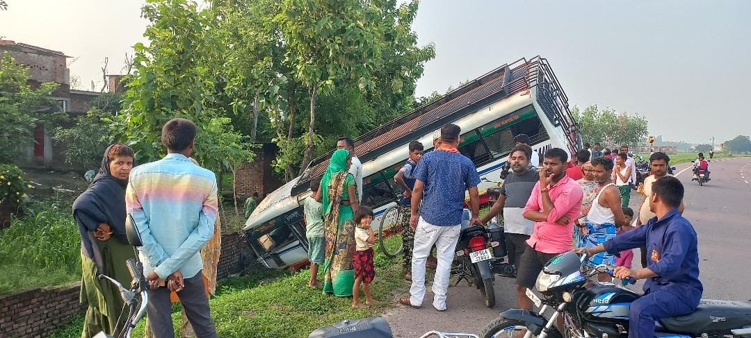 An uncontrollable bus trampling the bike rider fell into pit in maharajganj