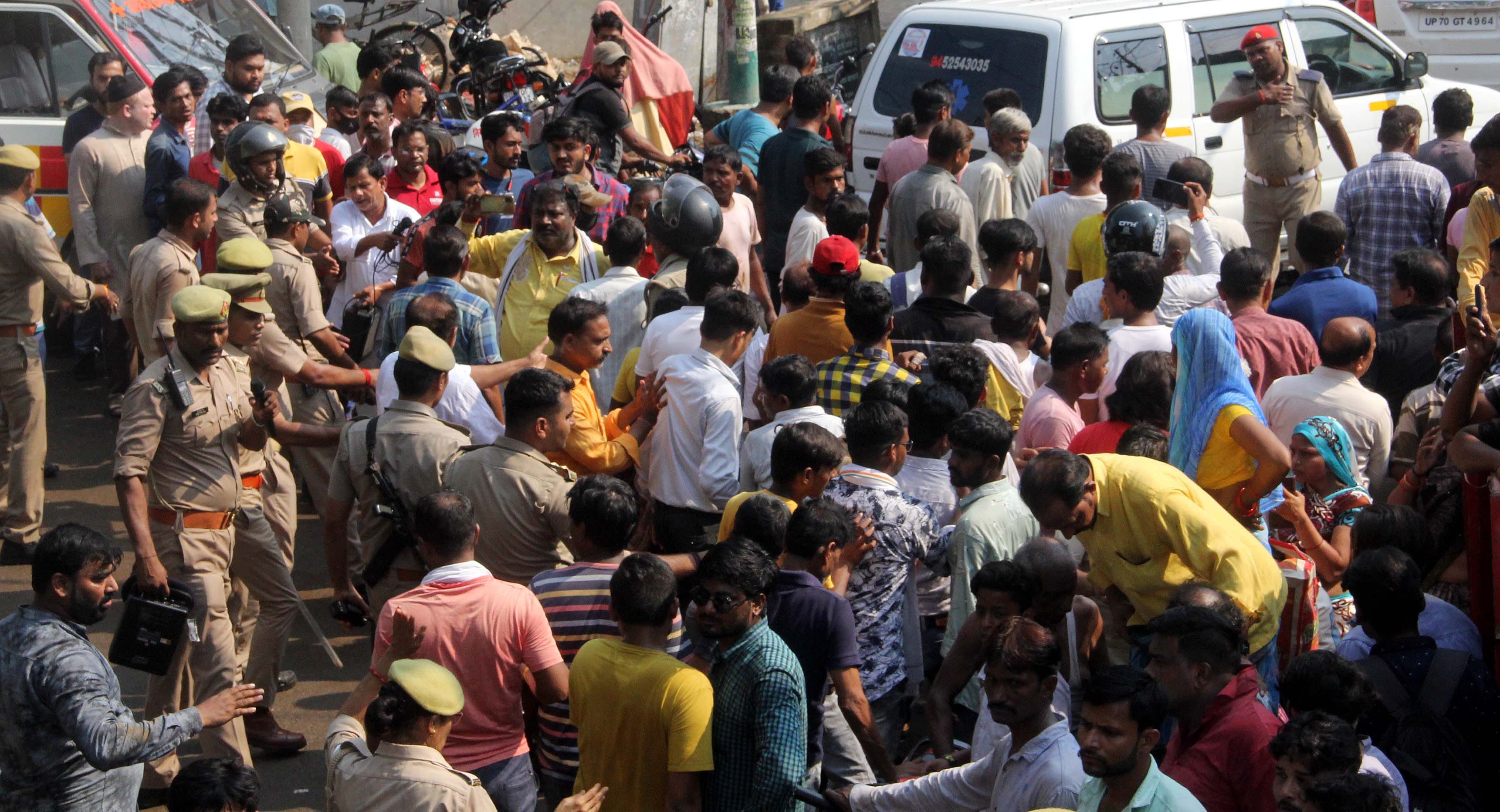 Prayagraj news: 11 lives were buried under the rubble for half an hour, two died on the spot