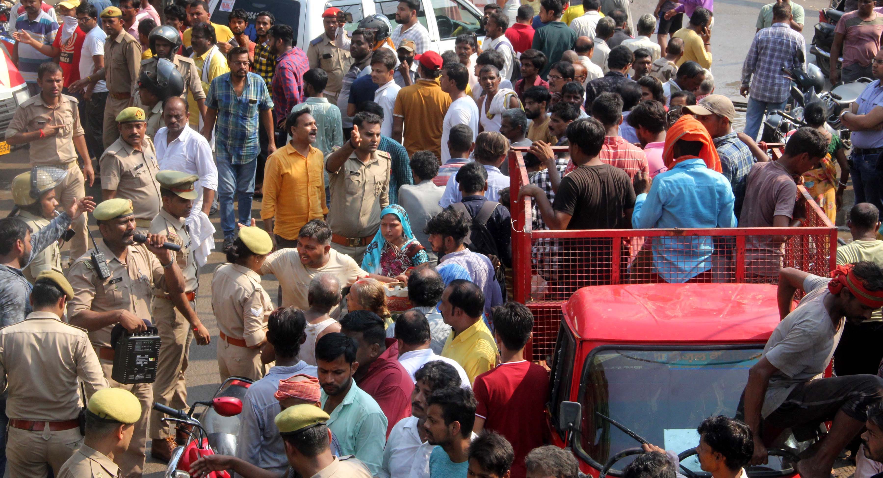 Prayagraj news: 11 lives were buried under the rubble for half an hour, two died on the spot