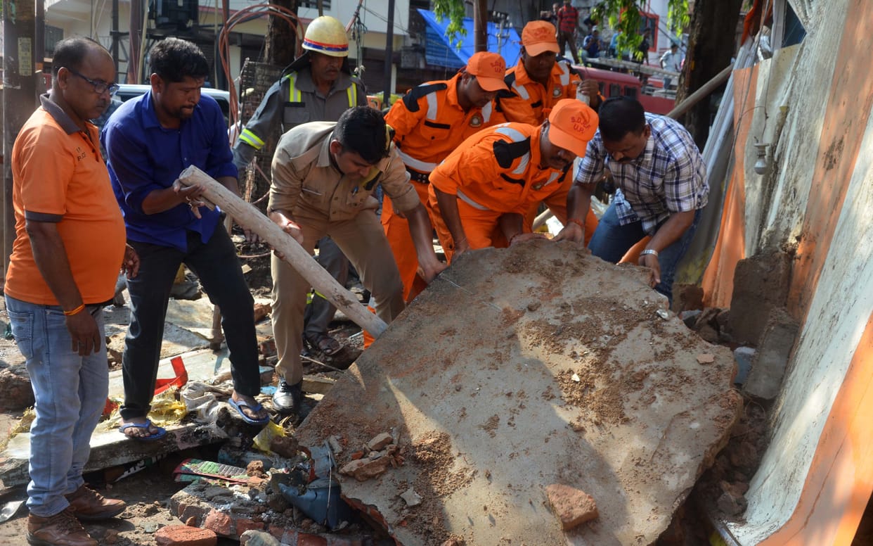 Visor of dilapidated house collapsed in Prayagraj The injured narrated their ordeal