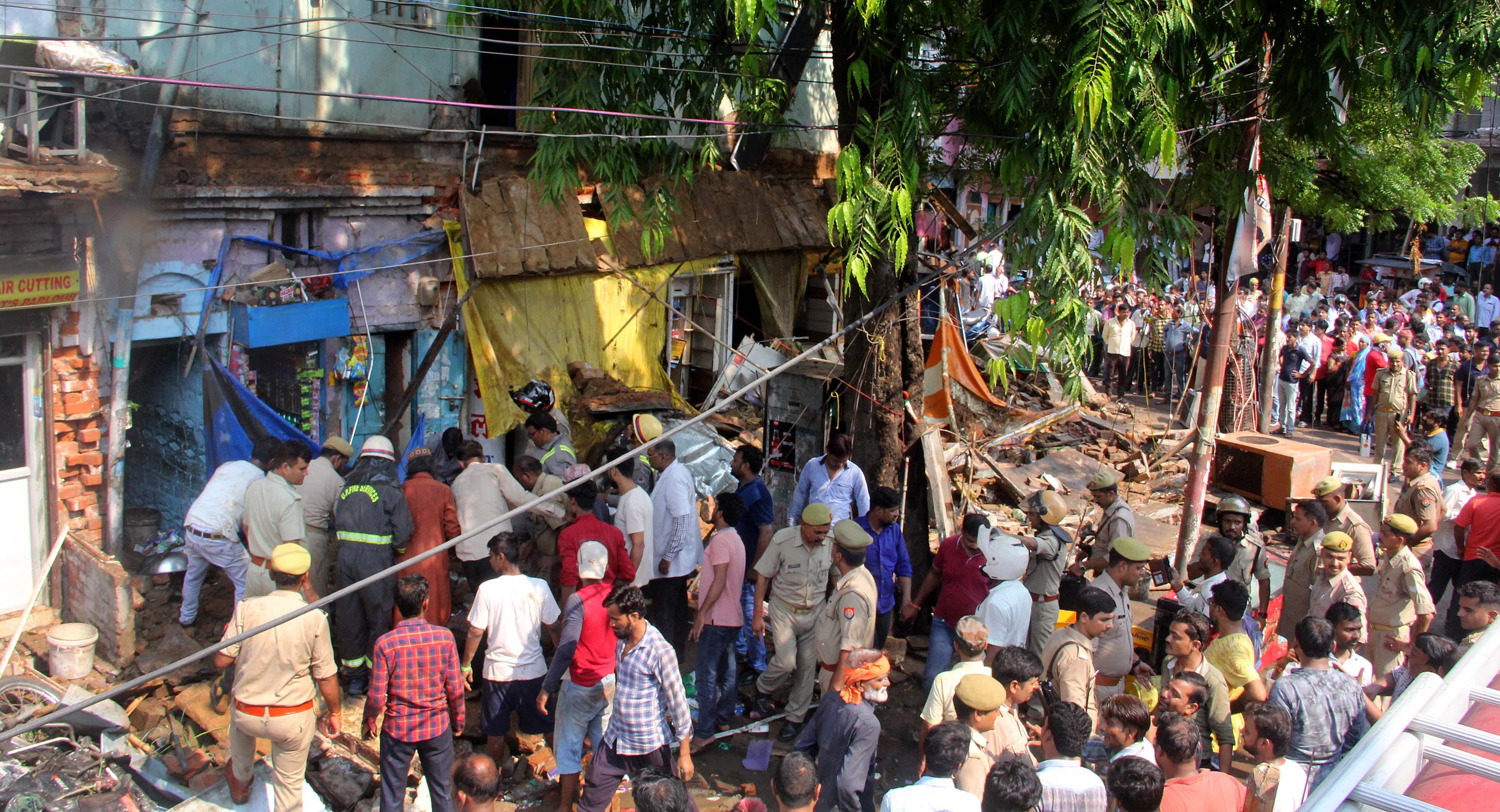 Prayagraj news: 11 lives were buried under the rubble for half an hour, two died on the spot