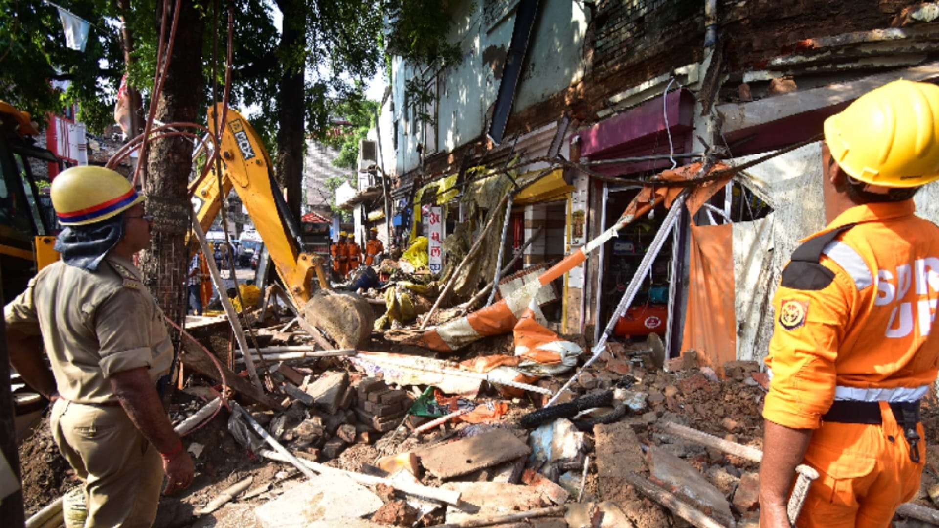 Prayagraj house collapsed Someone lost his father and some lost his brother In Hatia accident