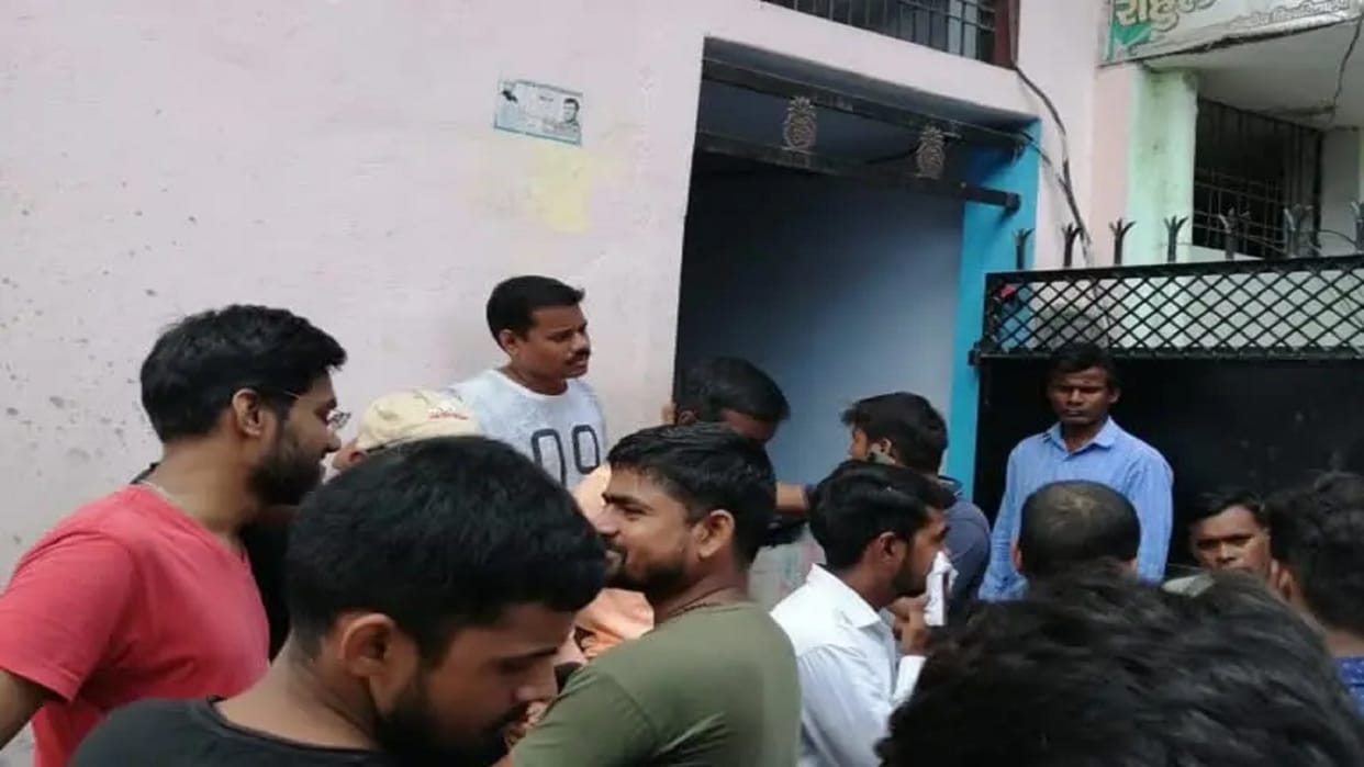 Prayagraj: Lakhs looted after injuring the homeowner with a knife