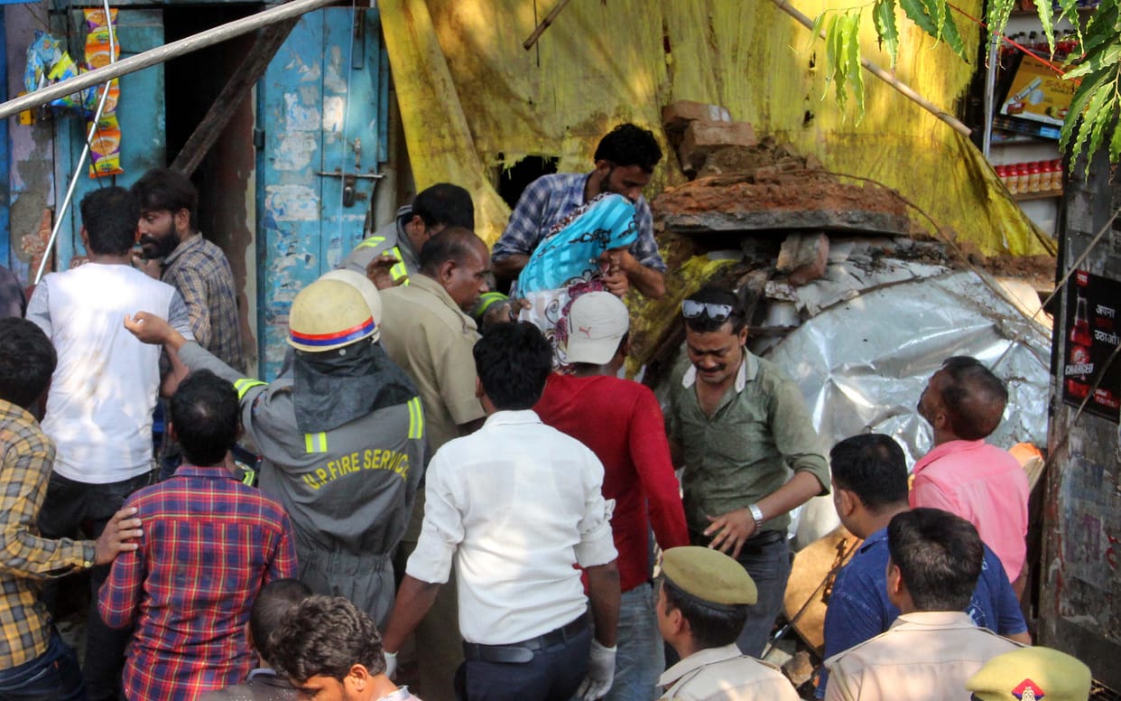 Prayagraj news: 11 lives were buried under the rubble for half an hour, two died on the spot