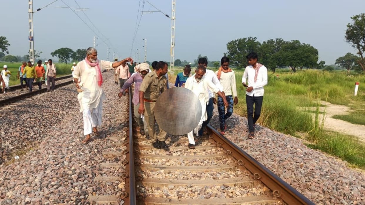 Three travellers died afetr falling from a train in Amethi.