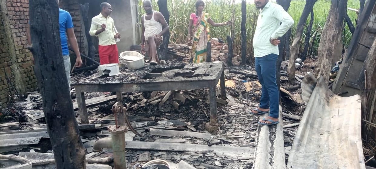Hut burnt due to fire in Sohgibarwan
