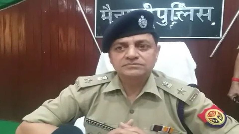 Warranty Rizwan jumped into the pond after seeing Police in mainpuri