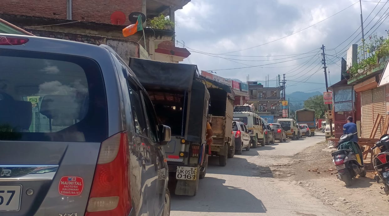 Truck broke down on the middle road, jammed
