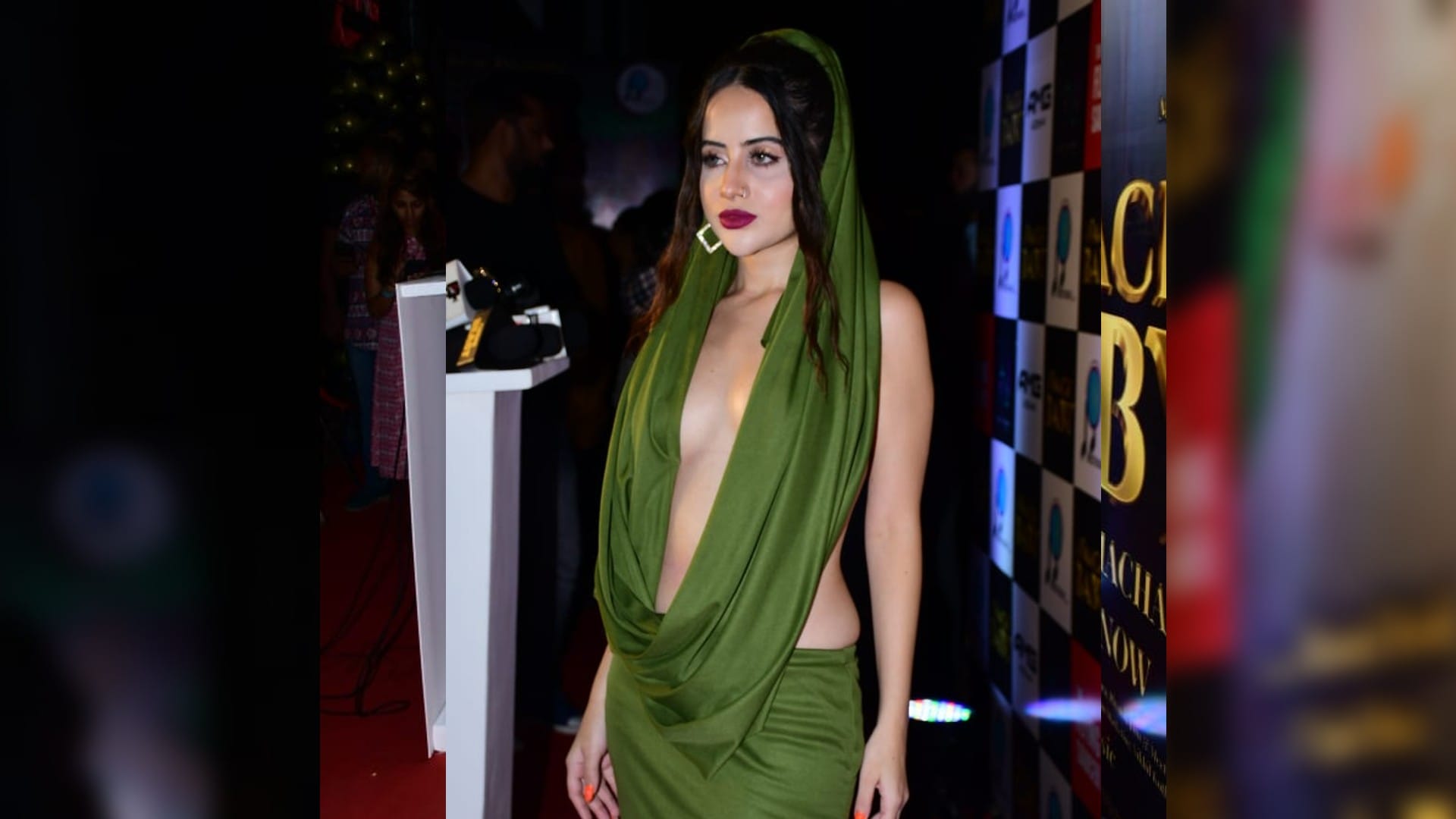 latest video urfi javed reached pvr wearing Weird outfit users says kitni baar mental hospital ka address diya