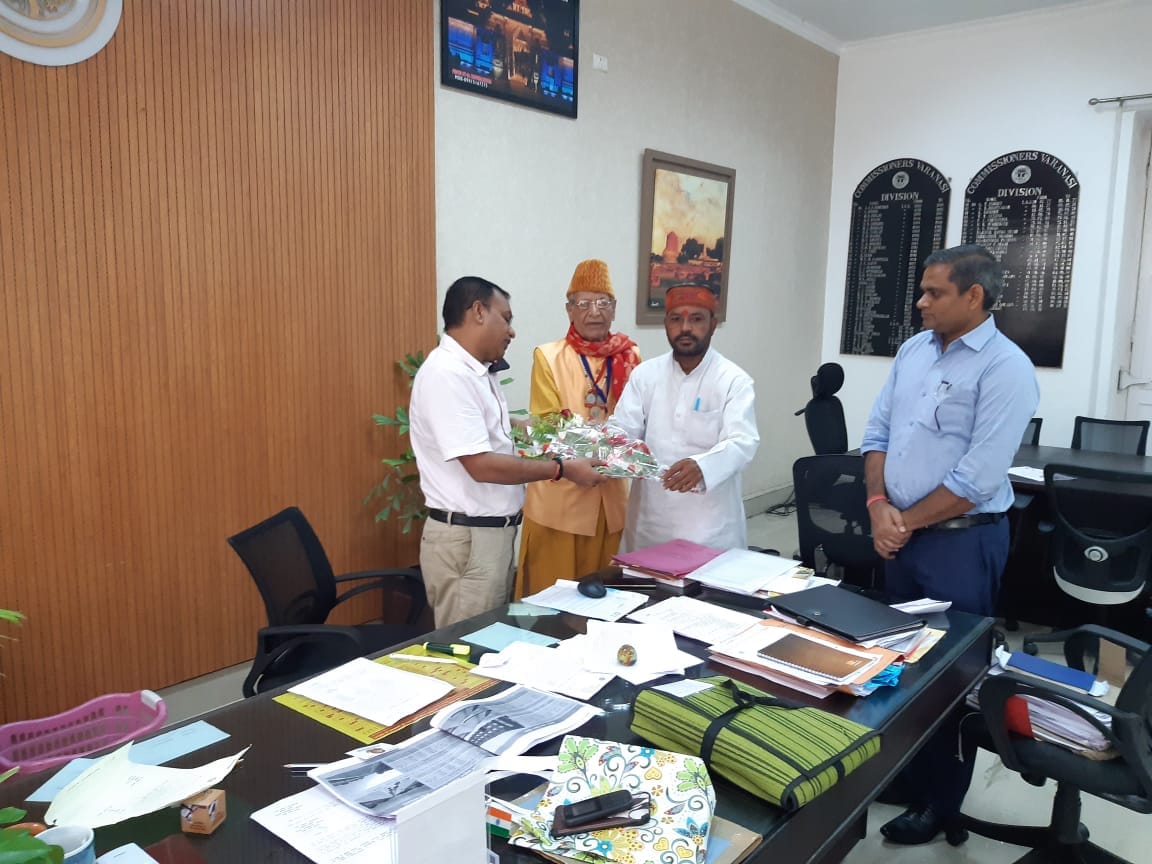 RS One lakh rupees donated to Baba Vishwanath mandir in memory of father in varanasi