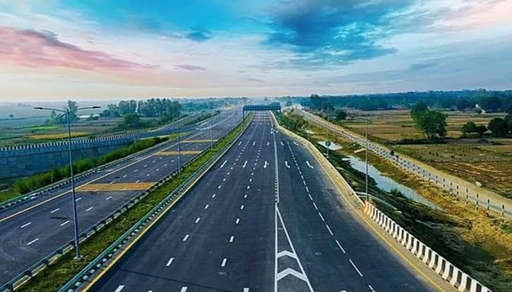 Banda: Toll tax will have to be paid for Rs 2.45 for car and Rs 3.90 per km for bus