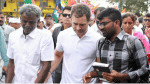 छात्रा के परिजन से बात करते राहुल गांधी।