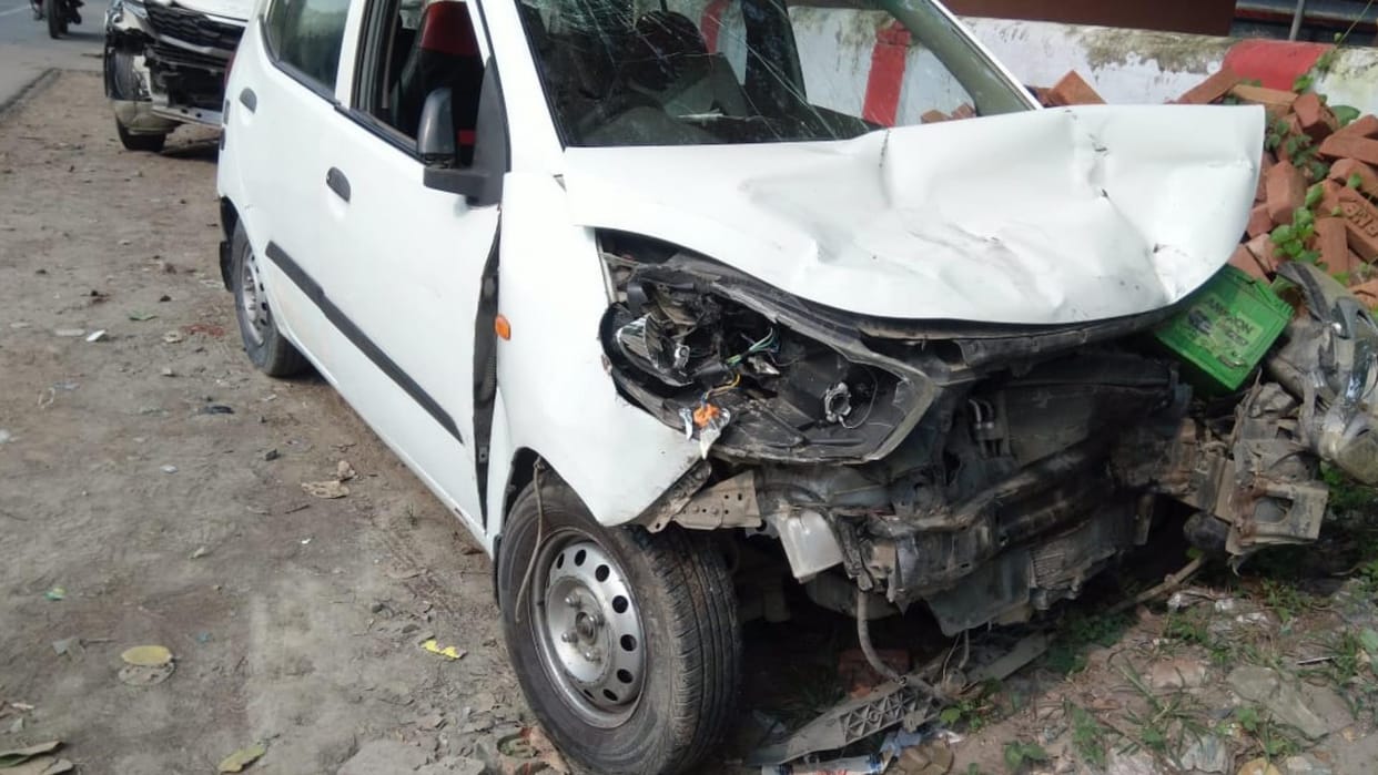 Two luxury cars collied in poorakalandar thana in Ayodhya.