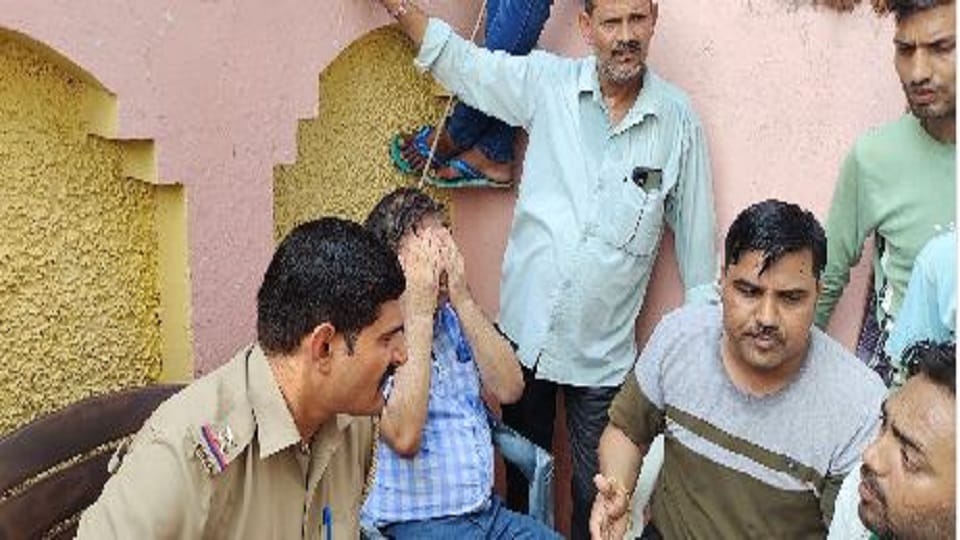 Villagers held the team of electricity department including SDO hostage in Shamsabad