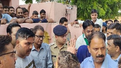 Villagers held the team of electricity department including SDO hostage in Shamsabad
