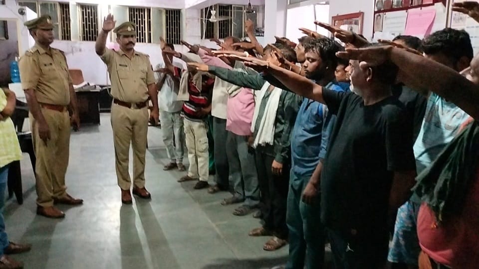 Police gave oath to those who drink alcohol in public places in agra