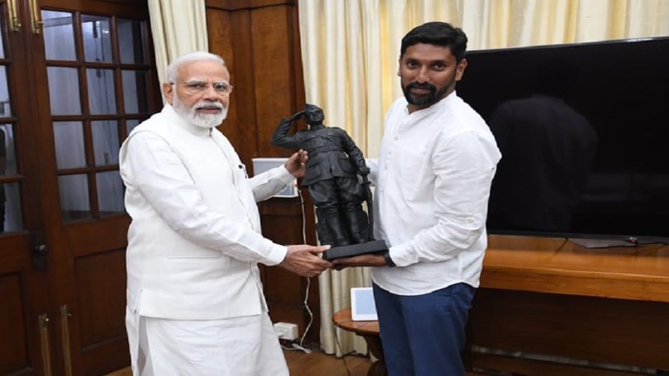 Netaji statue made of stone brought from Telangana, know about the MBA sculptor Arun Yogiraj who built it