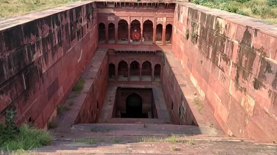 officers shocked to see the strange antics of Municipal Corporation worker at ancient site in Mathura