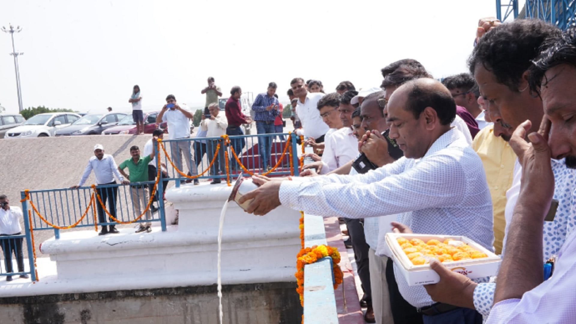 Madhya ganga canal is starting by Irrigation Department officers at today in Bijnor after 14 years